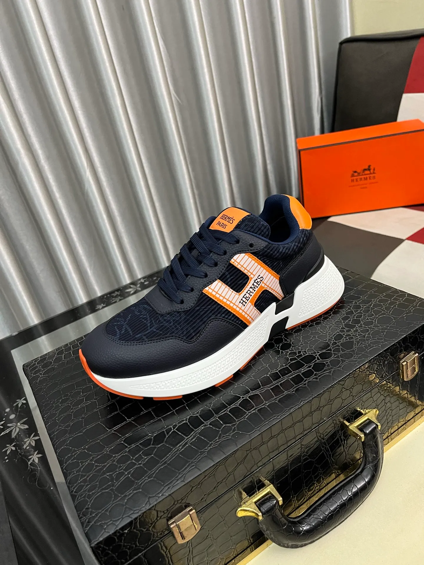 Men's shoes 💰540⌚️⌚️ HERMES/Hermès men's rest sneakers! -High-end quality original casual sports shoes -Upper: high nappa calfskin, forging technology, knitted fabric, shoe brand webbing, injection molded brand logo -Inner: foot pad; water-dyed cowhide -Outsole: ultra-light TPU·rubber; two-color molded outsole -Ultra-high quality control·fine workmanship: highlighted (high-end·luxury·grade) Size: 38-443️⃣Colors available